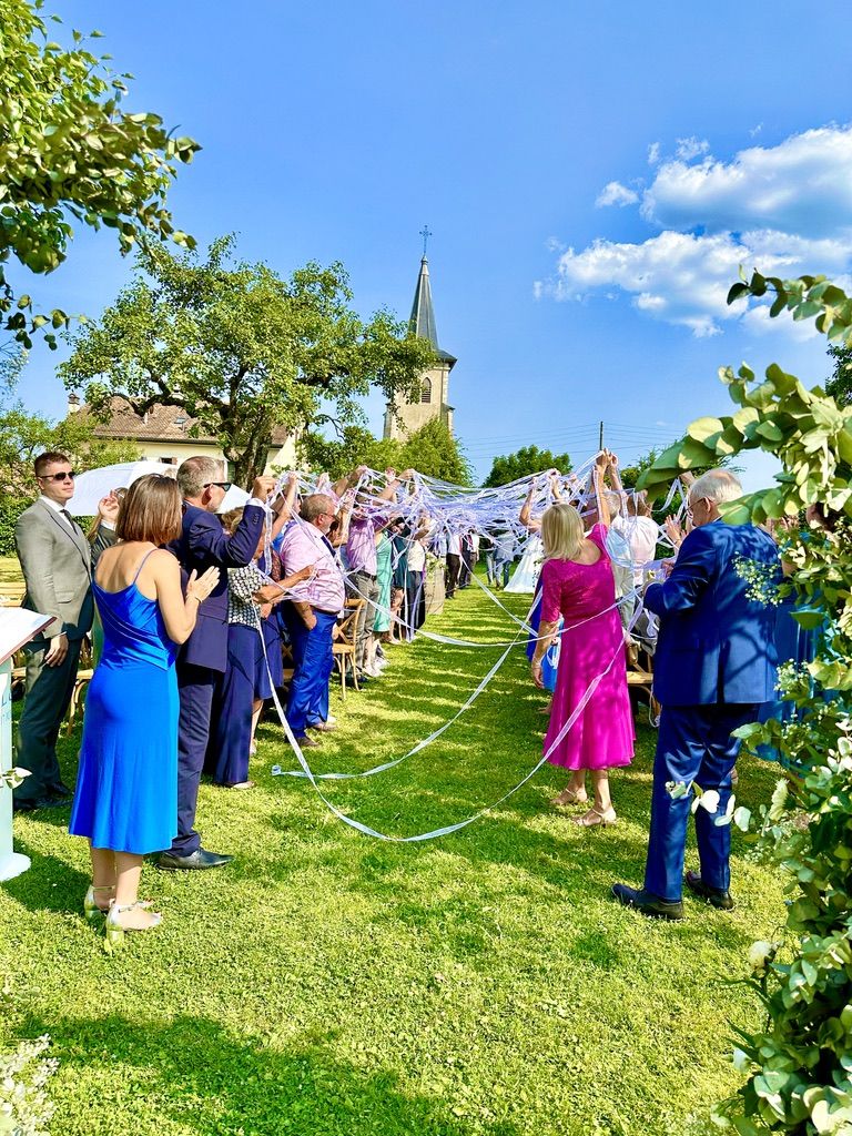 Arche fleurie devant la pierre