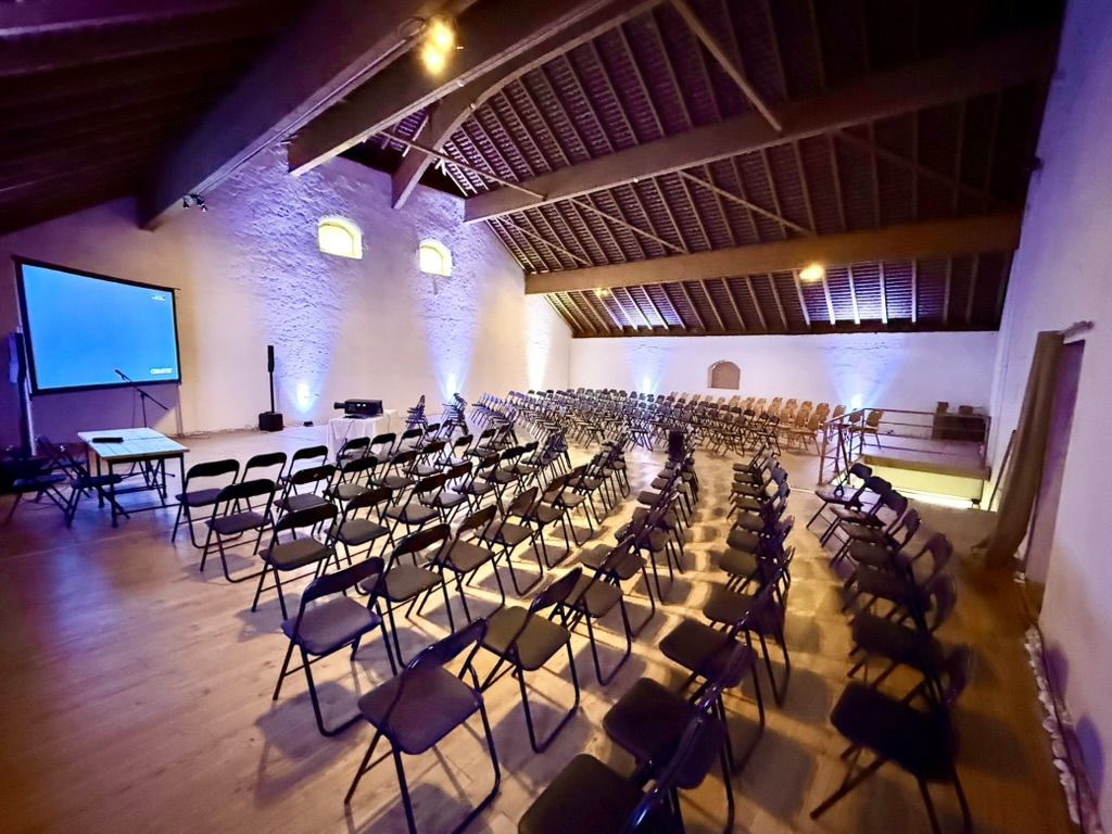 Conférence sous la charpente