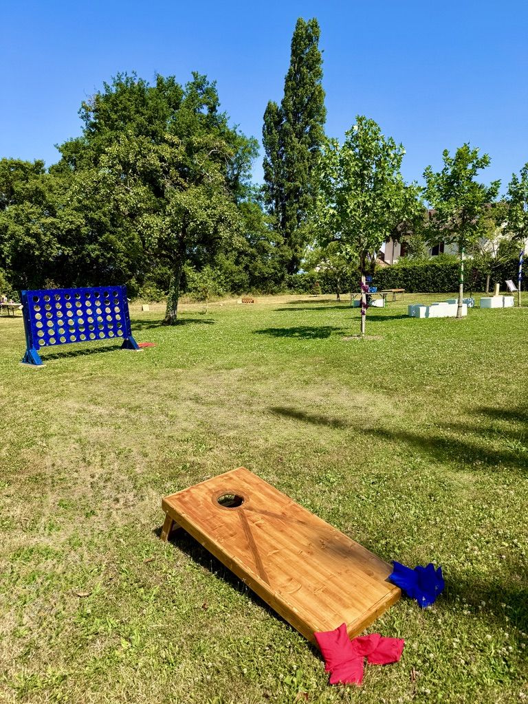Jeux en bois dans le verger dans le verger