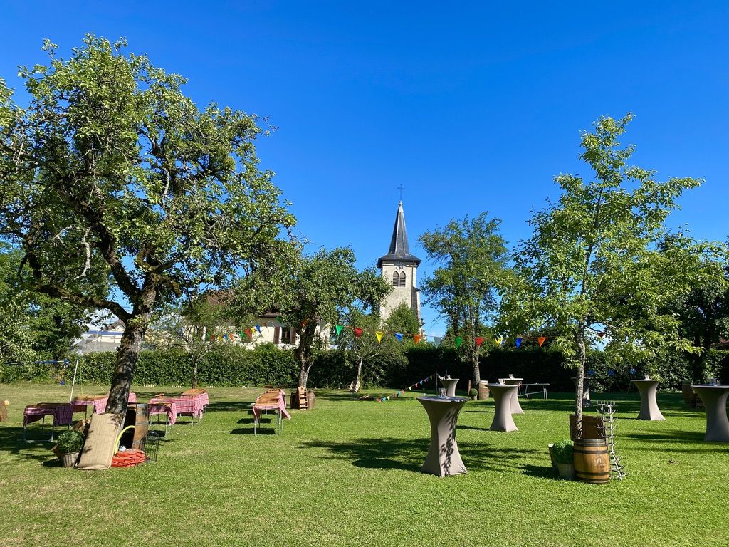 Buffet et tables dressées dans le jardin
