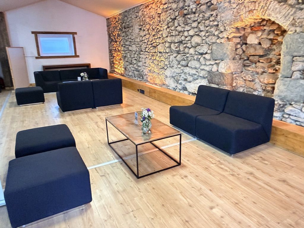 Coin lounge devant le mur en pierre