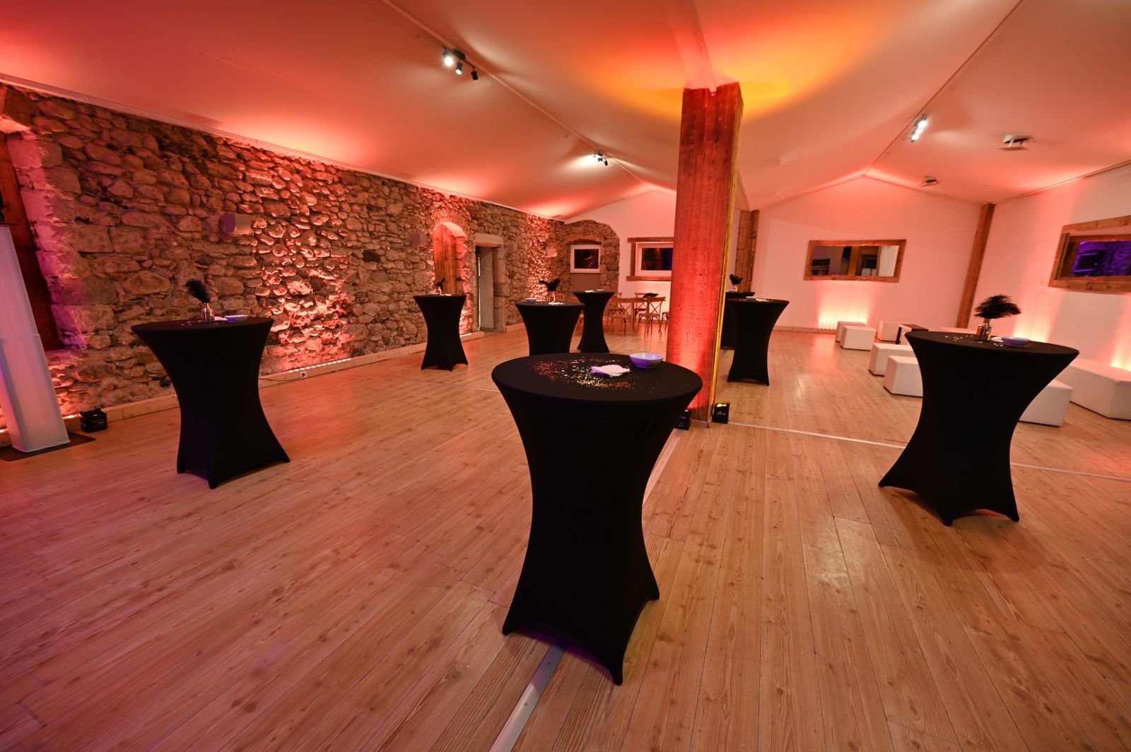 Salle aux murs de pierre mise en lumière